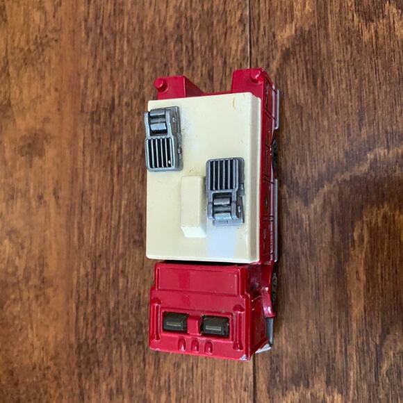 Vintage 1991 Matchbox Red Paramedic Rescue Mack Auxillary Power Truck Toy Car - Picture 5 of 8